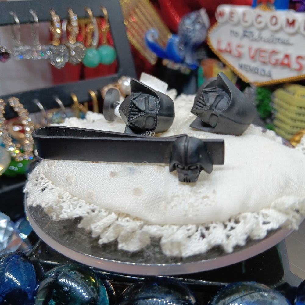 BLACK MATTE 3D VADER CUFFLINKS WITH MATCHING TIE BAR